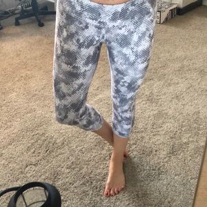 Old Navy Grey and White Geometric Yoga Capri Pants